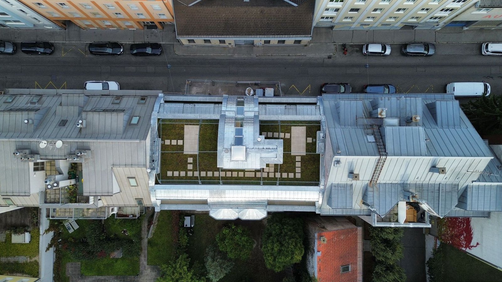 Luftaufnahme eines Wiener Altbaus mit Blechdach und Dachterrasse